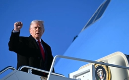 Mỹ điều thêm tàu sân bay, ông Trump úp mở thay đổi chế độ Iran