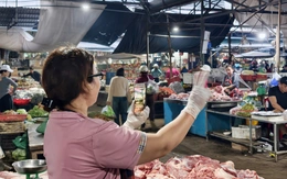 Tiểu thương chợ truyền thống livestream bán hàng Tết từ mờ sáng