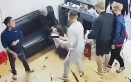 Nhóm người cầm súng xông vào quán cắt tóc đòi tiền chiều 27 Tết: Khởi tố 3 người tội cướp tài sản