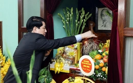 Trước giao thừa, Chủ tịch nước Lương Cường dâng hương tưởng niệm Chủ tịch Hồ Chí Minh