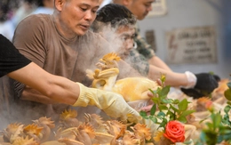 Gà lễ ngậm hoa hồng chạm mốc 1 triệu đồng/con, chợ Hà Nội 'nóng' ngày 29 Tết