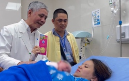 Tặng miếng vàng hình ngựa cho những em bé chào đời thời khắc 2026 tại Bệnh viện Từ Dũ