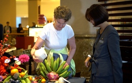 Khách Tây thích thú lần đầu được bày mâm ngũ quả, lên chùa cúng Tết Việt