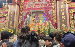 'Biển người' đổ về cúng Bà Chúa Xứ Núi Sam mùng 1 Tết Bính Ngọ