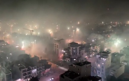 Người dân nổ pháo hoa rợp trời đêm giao thừa