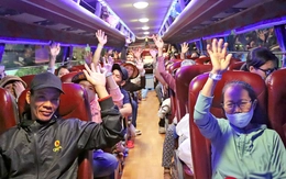 Mẹ đếm đi đếm lại số tiền trong túi, cân nhắc rất lâu trước khi lì xì Tết cho tôi