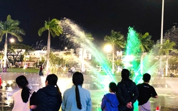 Đêm mùng 2 Tết rộn ràng tại quảng trường 29-3 Đà Nẵng với màn nhạc nước mãn nhãn