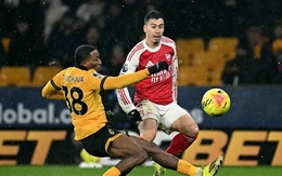 Arsenal tự làm khó mình trong cuộc đua vô địch