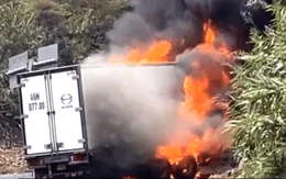 Xe tải bốc cháy dữ dội trên đèo Khánh Lê nối Nha Trang - Đà Lạt, giao thông ùn ứ