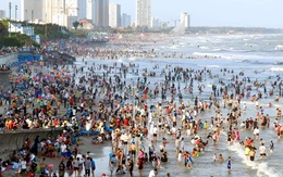 Biển Vũng Tàu kín người, nhiều khách sạn ‘cháy phòng’ ngày đầu năm mới