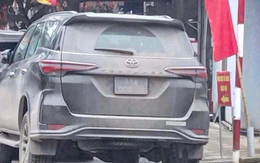 Vụ xe biển xanh đỗ ngay dưới biển cấm: Vì sao không xử phạt lỗi biển số xe bị bùn đất che lấp?