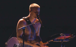 Justin Bieber mặc quần đùi diễn ở Grammy