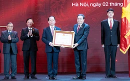 Chủ tịch Quốc hội Trần Thanh Mẫn trao Huân chương Độc lập tặng Ủy ban Pháp luật và Tư pháp