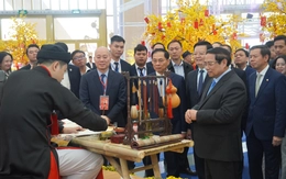 Thủ tướng nếm xôi cốm, kẹo cu đơ, trải nghiệm viết thư pháp tại Hội chợ Mùa Xuân