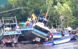 Ghe đang đậu để sửa chữa bị đứt dây lật đè chết người