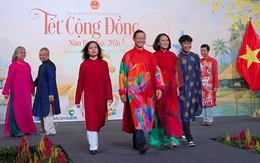 Đại sứ diện áo dài cùng kiều bào tại Singapore rộn ràng đón Tết