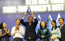 Ông Hồ Quang Cua nâng cúp ‘Gạo ngon nhất thế giới’ ngay tại Cần Thơ