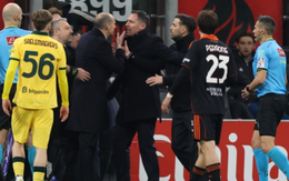 HLV Fabregas bị chỉ trích là 'đồ trẻ con' sau hành vi ngăn cản cầu thủ AC Milan lui về phòng ngự