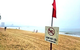 Cứu 10 người bị sóng lớn cuốn, đuối nước ở biển Nha Trang