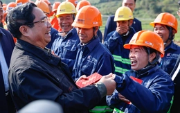 Thủ tướng thăm công nhân làm đường cao tốc Đồng Đăng - Trà Lĩnh và Hữu Nghị - Chi Lăng