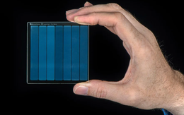 Ổ cứng sắp lỗi thời? Microsoft tạo 'ổ lưu trữ' bằng kính 10.000 năm không hỏng