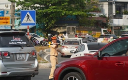 Quốc lộ 1 ùn ứ, tài xế tìm đường vào cao tốc TP.HCM - Trung Lương dù đã bị chặn