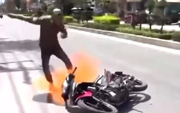 Bị cảnh sát giao thông dừng xe kiểm tra, thanh niên phóng hỏa đốt luôn xe máy