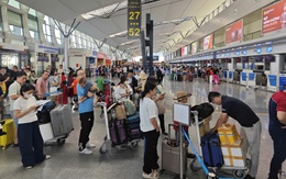 Mùng 5 Tết, sân bay Tân Sơn Nhất duy trì đón 170.000 lượt khách, vé máy bay vào Nam đắt đỏ