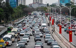 Xe cộ ùn ùn hướng về Hà Nội, cao tốc phân luồng cho xe đi ngược chiều để giảm tải