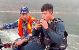 Đặc công Hải quân tìm thấy một thi thể vụ lật tàu chở khách trên hồ Thác Bà