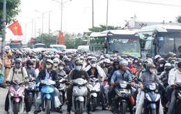 Flycam dòng xe trên nhiều tuyến đường từ miền Tây về TP.HCM sau kỳ nghỉ Tết