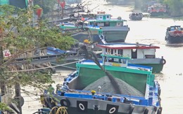 Sà lan xếp hàng dài trên kênh Tám Ngàn chờ lấy đá làm cao tốc