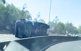 Xe ben mất lái lật chắn ngang đường trên đèo Cù Hin, Khánh Hòa