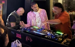 Thủ môn West Ham gây sốt với ‘nghề tay trái’ DJ ở quán bar