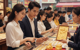 Sinh viên hỏi mua vàng tích sản: Có tiền là mua hay phải chờ đúng vía Thần Tài?