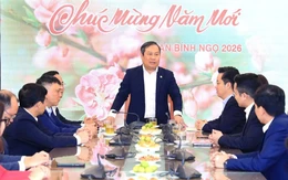 Chủ tịch Hà Nội kiểm tra công vụ trong ngày làm việc đầu năm mới, lì xì cho người dân