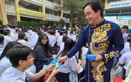 Lì xì đầu năm, thầy hiệu trưởng ở TP.HCM gửi thông điệp khiến học sinh bất ngờ