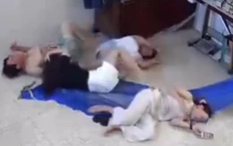 4 người nằm võng ngã dập mông