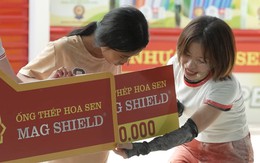 Lâm Bảo Ngọc hạnh phúc khi em nhỏ rút được tấm bảng có giá trị cao