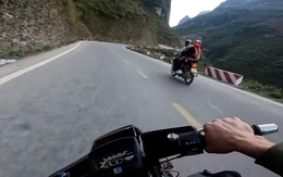 Quái xế phóng nhanh, vượt ẩu trên đèo nhận bài học nhớ đời
