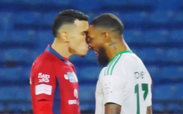 Ivan Toney chê hơi thở đối thủ có mùi khi suýt bị hôn