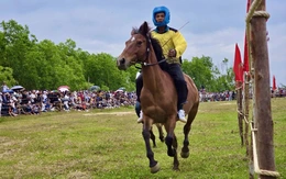 Về gò Thì Thùng xem đua ngựa, kỵ sĩ té chổng vó ngựa hí vang trời