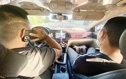 Đeo tai nghe điện thoại khi đang lái xe, đừng tưởng không bị phạt