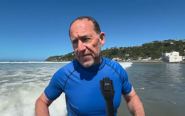 Dân bức xúc 'biển đầy nước thải', Thị trưởng Wellington  xuống bơi để trấn an