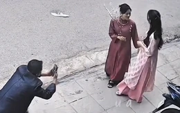 Hai cô gái hú hồn chim én khi nhờ 'ông chú' chụp hình