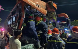 Giải cứu tài xế xe khách mắc kẹt trong cabin sau khi tông đuôi xe đầu kéo