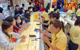Xếp hàng mua vàng, chốt lời từ sáng sớm ngày vía Thần Tài ở TP.HCM