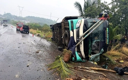 Xe khách lật ngang trên quốc lộ 14, một người tử vong