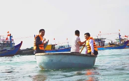 Chủ tịch UBND tỉnh Quảng Ngãi đi thúng ra biển chúc Tết, ngư dân phấn khởi