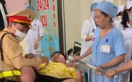 CSGT dùng xe đặc chủng mở đường đưa bé trai 12 tuổi ngã từ trên cây đi cấp cứu